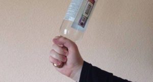 Пьяный сожитель разбил голову девушке стеклянной бутылкой