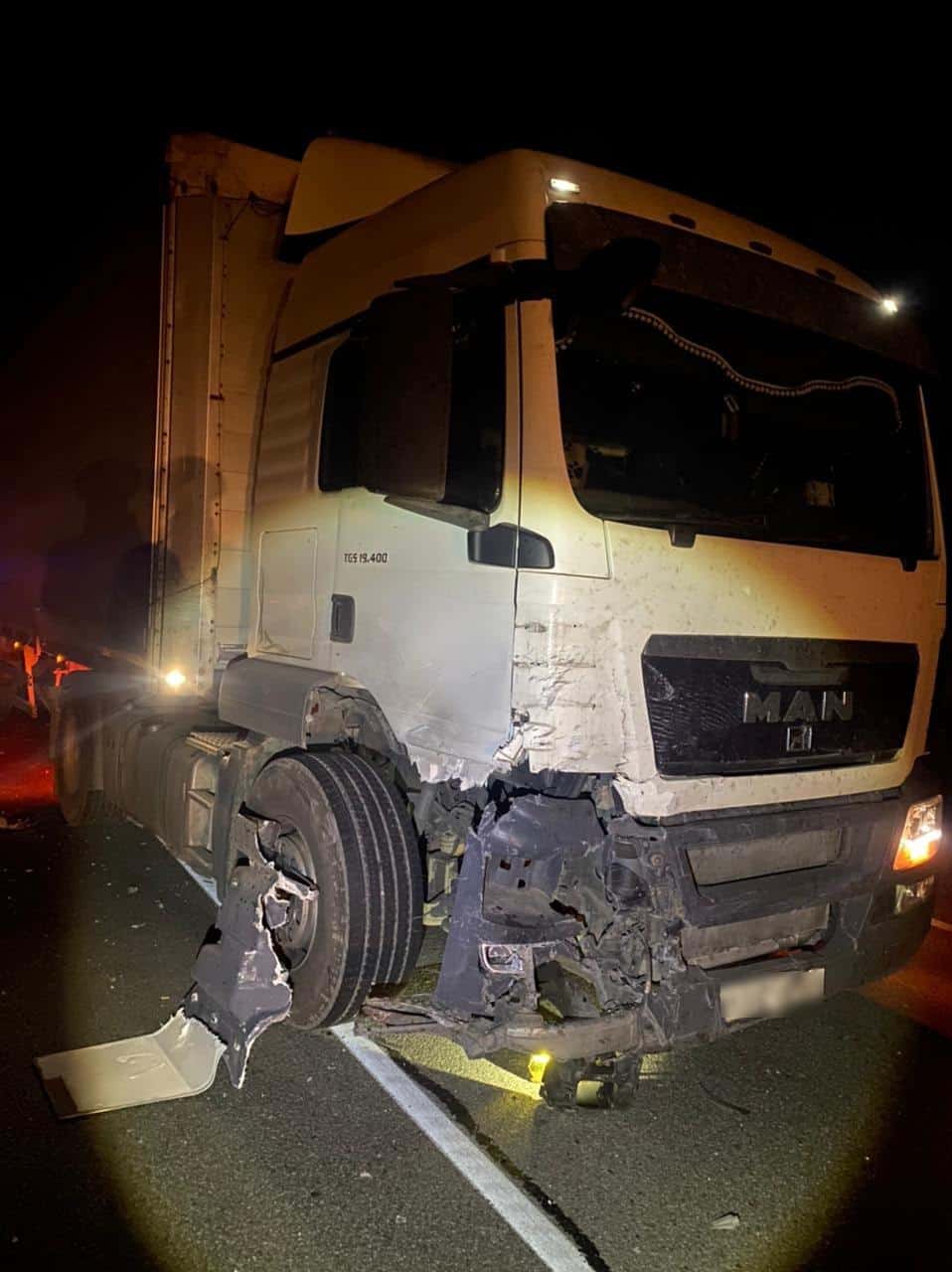 Reno Logan столкнулся с грузовиком, два человека погибли