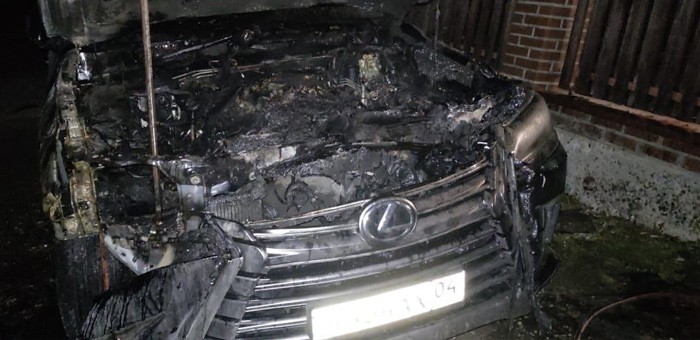 В Талде ночью сгорел Lexus LX570
