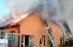 В крупном пожаре на улице Пушкина пострадала женщина В крупном пожаре на улице Пушкина пострадала женщина