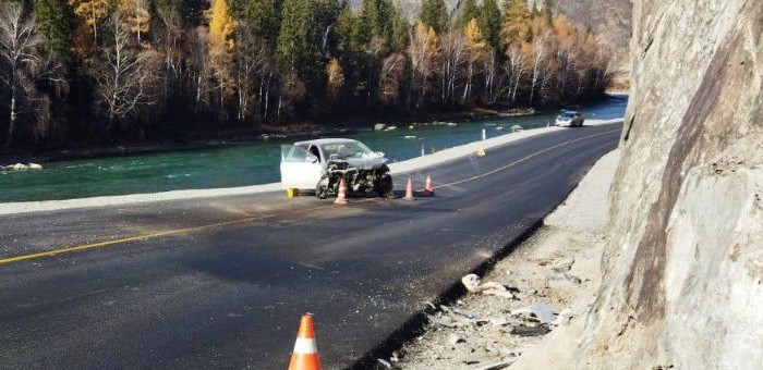Водитель без прав врезался в скалу на Чуйском тракте