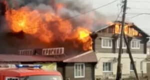 Кафе «Калина красная» горит в Сростках