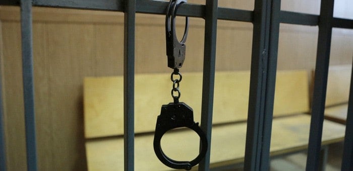 Горожанин заключен под стражу: он в пьяном виде напал с кулаками на полицейского
