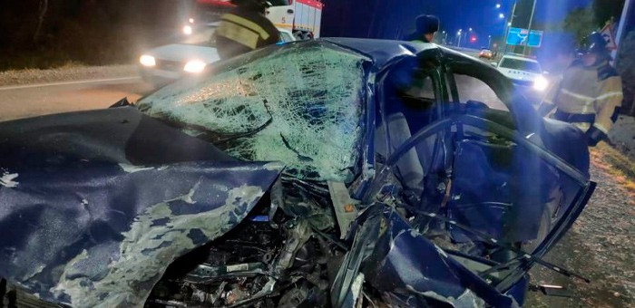Три человека госпитализированы после лобового столкновения машин возле Усть-Семы
