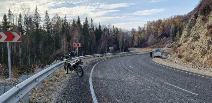 В Усть-Коксинском районе перевернулся мотоцикл, водитель госпитализирован