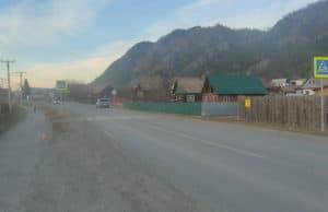 Нетрезвый водитель сбил женщину прямо на тротуаре в Чемале и сбежал с места ДТП
