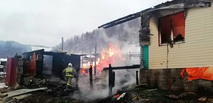 В Мухор-Черге сгорел жилой дом, семья осталась без крыши над головой