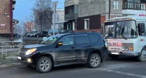 «Пазик» стукнул Land Cruiser в Горно-Алтайске «Пазик» стукнул Land Cruiser в Горно-Алтайске