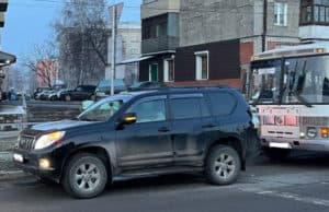 «Пазик» стукнул Land Cruiser в Горно-Алтайске