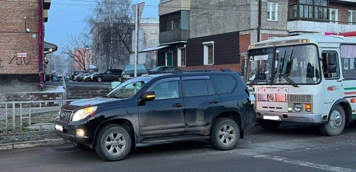 «Пазик» стукнул Land Cruiser в Горно-Алтайске