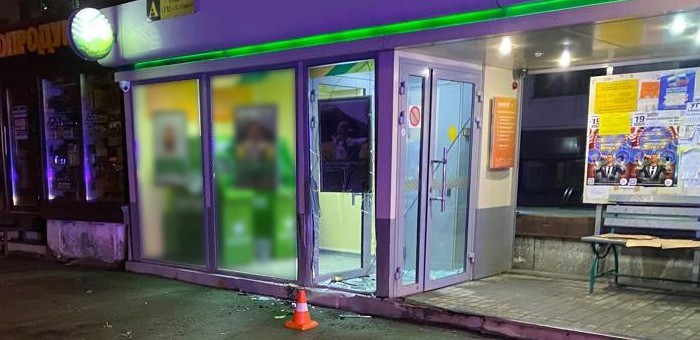 Нетрезвый водитель врезался в банкомат в Горно-Алтайске