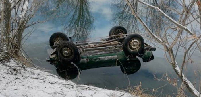 Автомобиль сорвался в протоку Катуни, водитель погиб