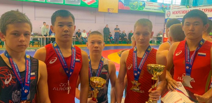 Борцы с Алтая успешно выступили на соревнованиях в Рубцовске