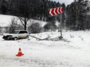 Нетрезвый водитель врезался в дорожный знак и покалечил пассажира Нетрезвый водитель врезался в дорожный знак и покалечил пассажира