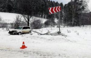 Нетрезвый водитель врезался в дорожный знак и покалечил пассажира Нетрезвый водитель врезался в дорожный знак и покалечил пассажира