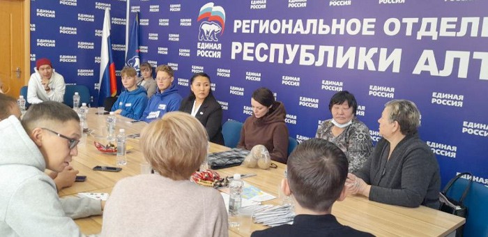 Активисты «Единой России» передали теплые вещи для участников спецоперации