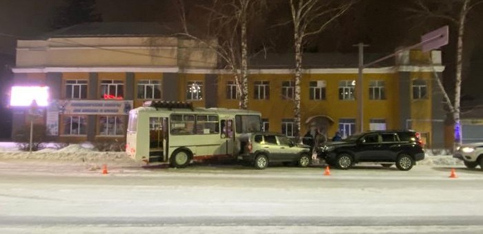 ДТП с маршрутным автобусом в Горно-Алтайске: пострадали четыре человека (видео)