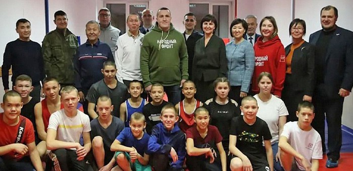 Зал для занятий боксом открыли в школе-интернате имени Жукова