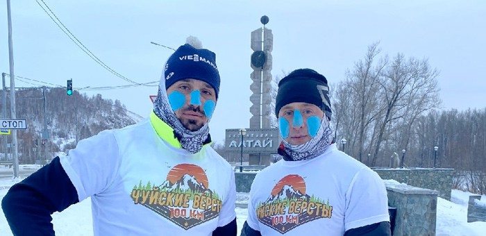 В честь 100-летия Чуйского тракта два спортсмена пробежали супермарафон от Бийска до Дубровки