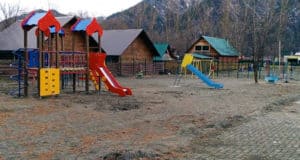 В Чемале обустроили детскую игровую площадку