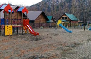 В Чемале обустроили детскую игровую площадку
