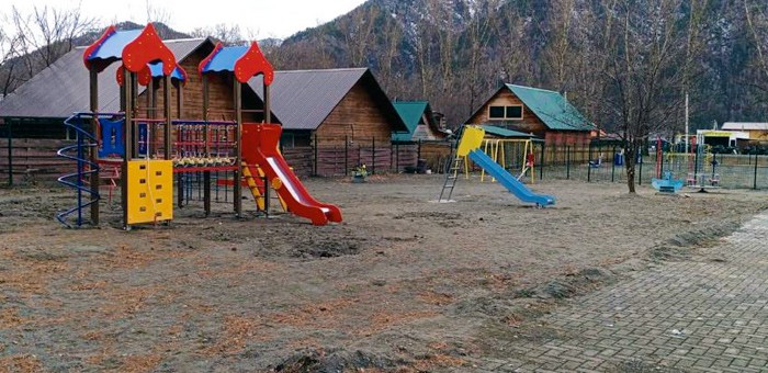 В Чемале обустроили детскую игровую площадку