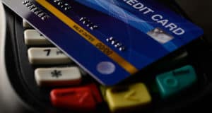 В Кызыл-Озеке пьяная пенсионерка из Новокузнецка пыталась отобрать у мужчины банковскую карту