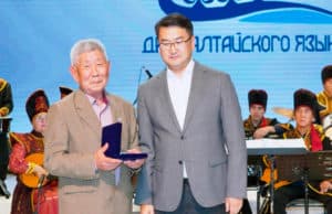 Писатель Кулер Тепуков награжден знаком «Уч-Сюмер»
