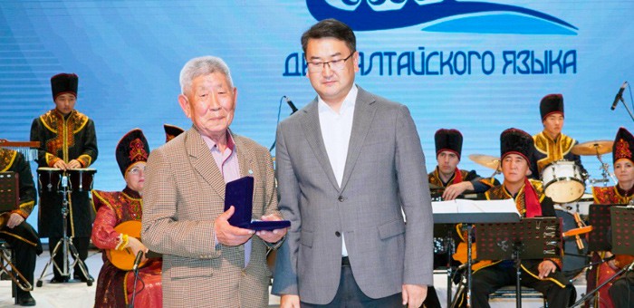 Писатель Кулер Тепуков награжден знаком «Уч-Сюмер»