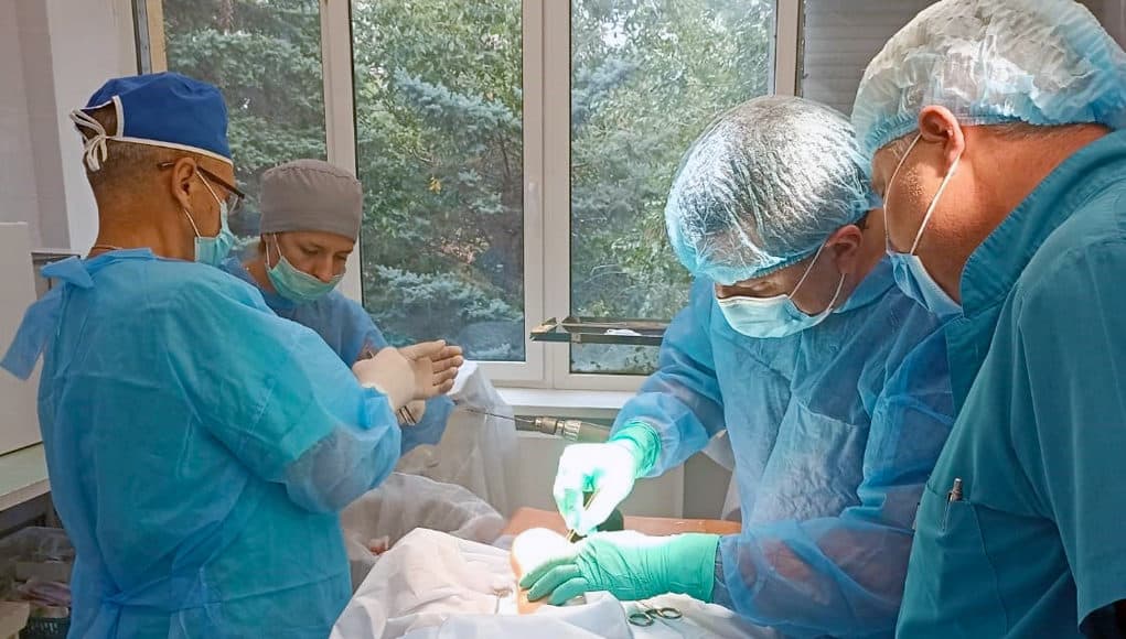 Детский хирург из Горно-Алтайска ушел в отпуск и провел его, помогая детям в Мариуполе