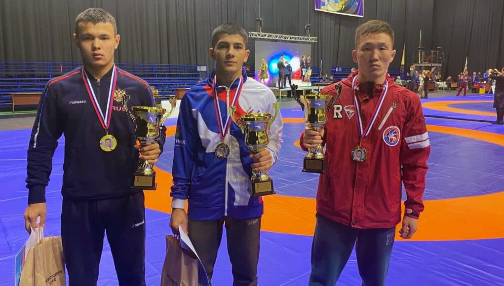Три спортсмена с Алтая стали чемпионами турнира по борьбе в Омске