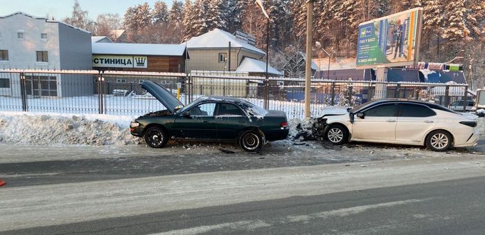 В Горно-Алтайске столкнулись две иномарки: пострадал водитель