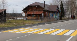 Дорожные знаки, ограждения, тротуары, сигнальные столбики: при ремонте дорог заботятся о безопасности