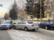 В Горно-Алтайске на перекрестке столкнулись автомобили В Горно-Алтайске на перекрестке столкнулись автомобили