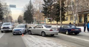 В Горно-Алтайске на перекрестке столкнулись автомобили В Горно-Алтайске на перекрестке столкнулись автомобили
