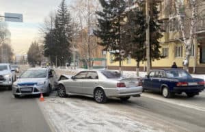 В Горно-Алтайске на перекрестке столкнулись автомобили В Горно-Алтайске на перекрестке столкнулись автомобили