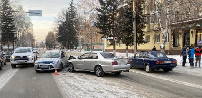 В Горно-Алтайске на перекрестке столкнулись автомобили