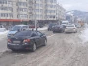 Toyota Corolla врезалась в остановившийся перед ней автомобиль Toyota Corolla врезалась в остановившийся перед ней автомобиль