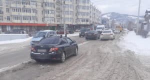 Toyota Corolla врезалась в остановившийся перед ней автомобиль Toyota Corolla врезалась в остановившийся перед ней автомобиль