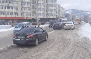 Toyota Corolla врезалась в остановившийся перед ней автомобиль Toyota Corolla врезалась в остановившийся перед ней автомобиль