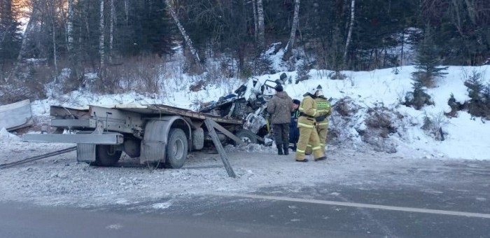На Семинском перевале перевернулся грузовик