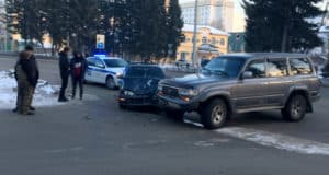 Водитель Land Cruiser нарушил правила и спровоцировал ДТП в Горно-Алтайске Водитель Land Cruiser нарушил правила и спровоцировал ДТП в Горно-Алтайске