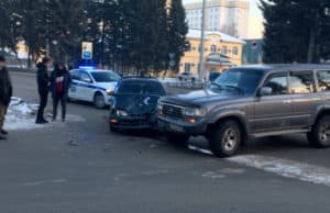 Водитель Land Cruiser нарушил правила и спровоцировал ДТП в Горно-Алтайске Водитель Land Cruiser нарушил правила и спровоцировал ДТП в Горно-Алтайске