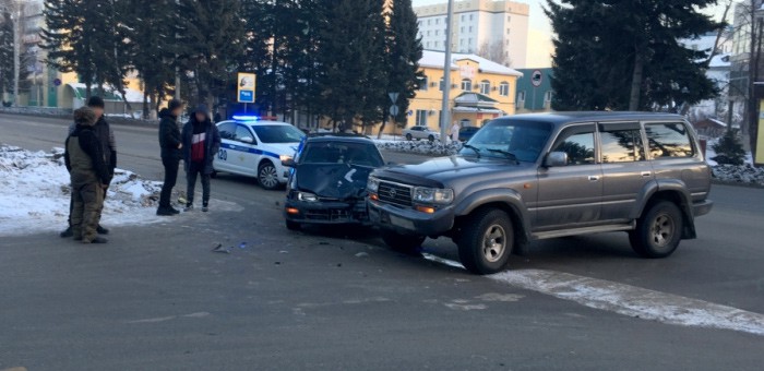 Водитель Land Cruiser нарушил правила и спровоцировал ДТП в Горно-Алтайске