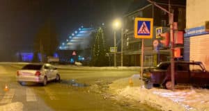 Ночью в Горно-Алтайске столкнулись ВАЗ и иномарка Ночью в Горно-Алтайске столкнулись ВАЗ и иномарка