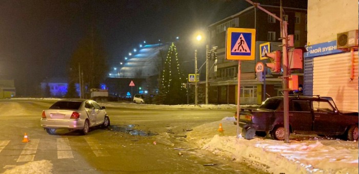 Ночью в Горно-Алтайске столкнулись ВАЗ и иномарка