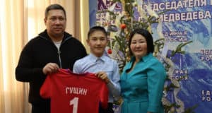 «Елка желаний»: сенатор Владимир Полетаев исполнил желания детей