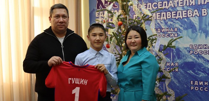 «Елка желаний»: сенатор Владимир Полетаев исполнил желания детей
