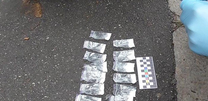 Студенток поймали на закладке наркотиков