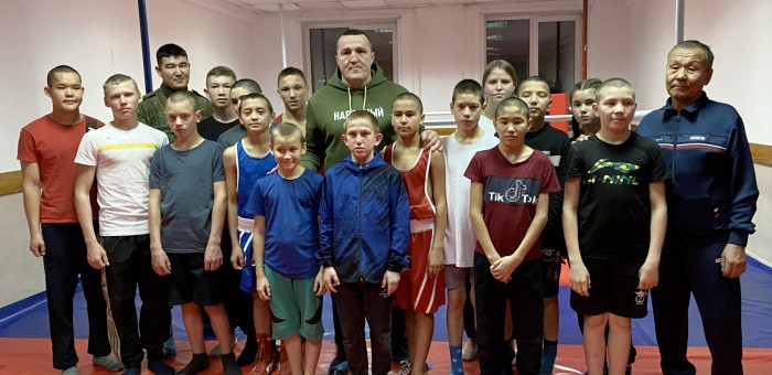 Боксер Денис Лебедев побывал с гуманитарной миссией в Республике Алтай